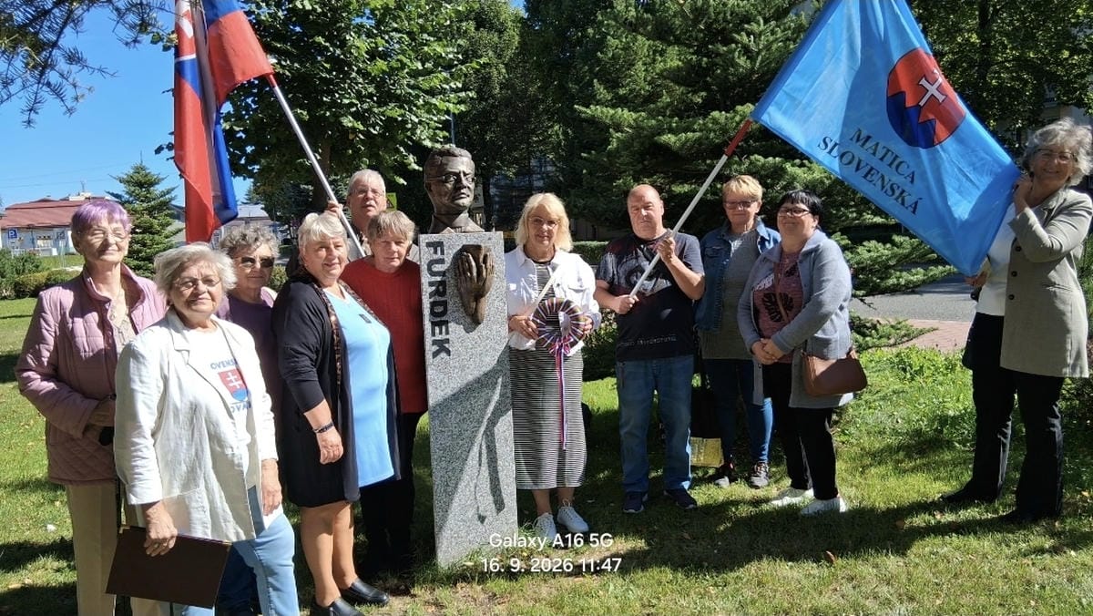 matičiari pri Furdekovom pamätníku